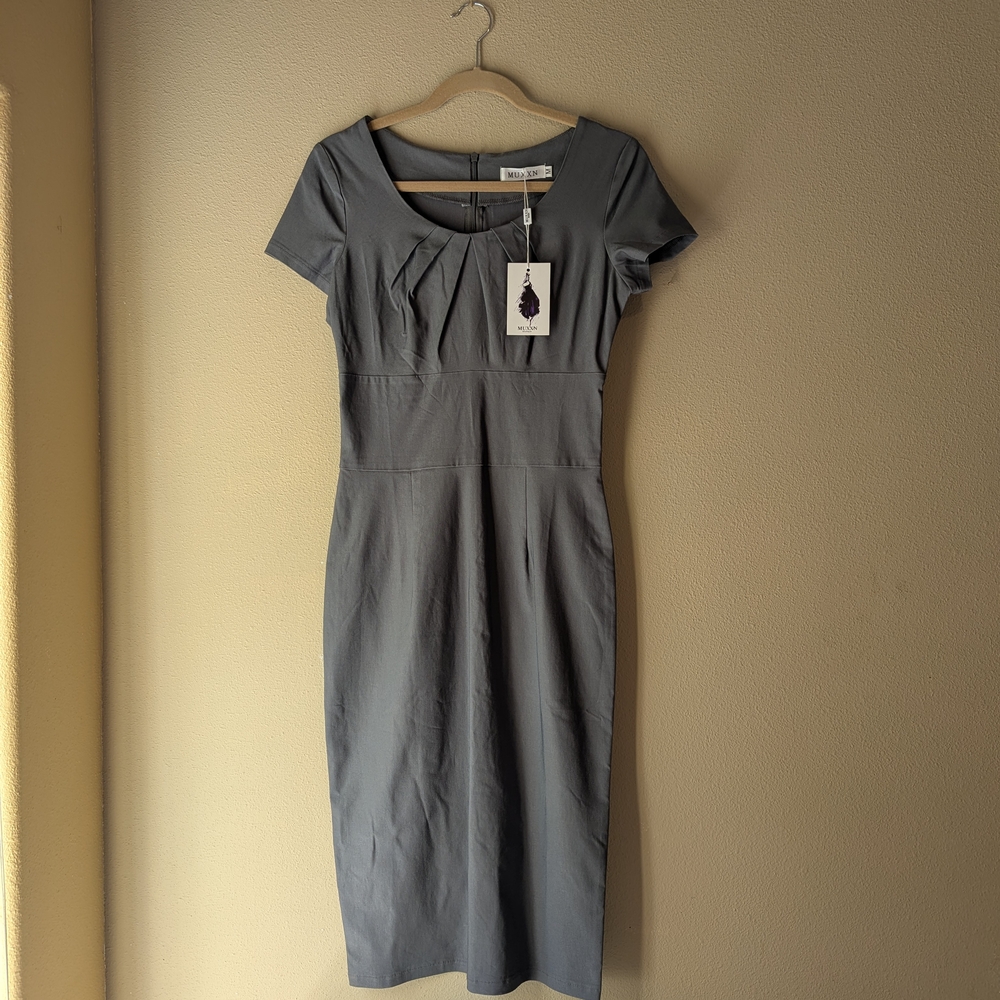 Gray Sheath Midi Dress with Scoop Neck and Short Sleeves